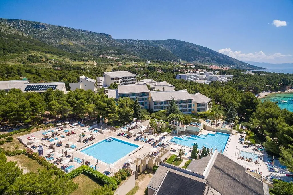 Sports and Entertainment, Bretanide, Split