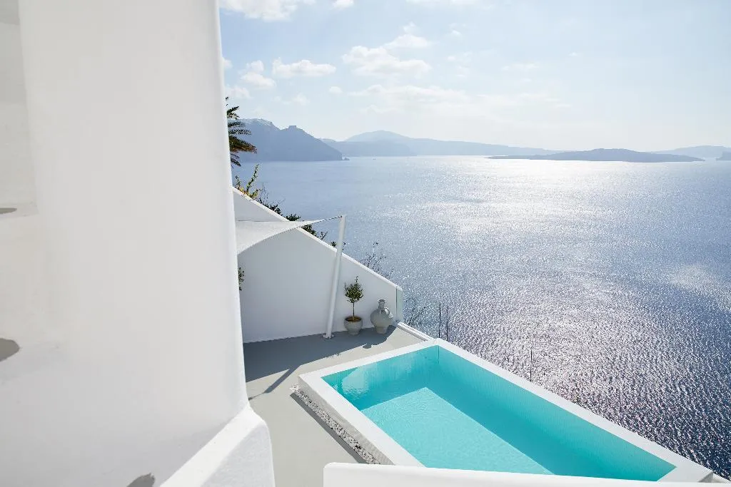 SUITE DELUXE WITH PRIVATE POOL Room, La Perla Villas and Suites, Santorini
