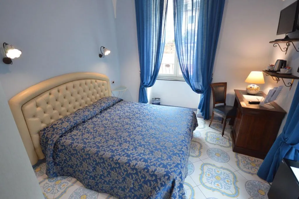 Room, B&B Palazzo Pisani, Naples