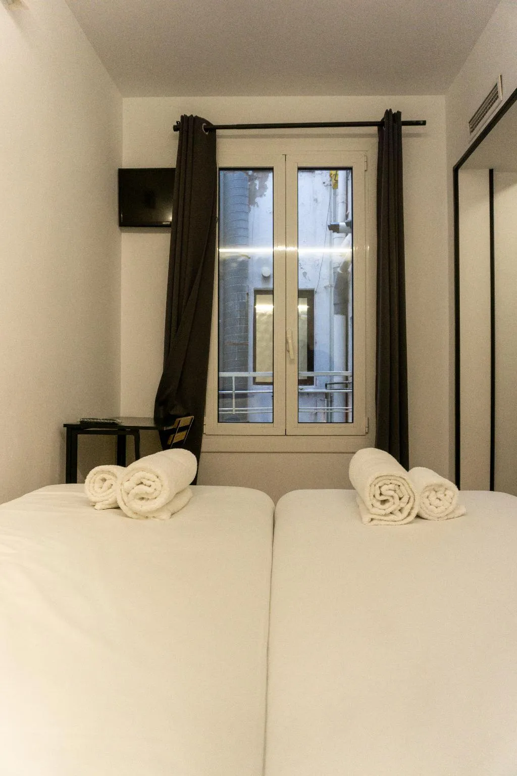 TWIN TWO BEDS Room, Fontanella Green House, Barcelona