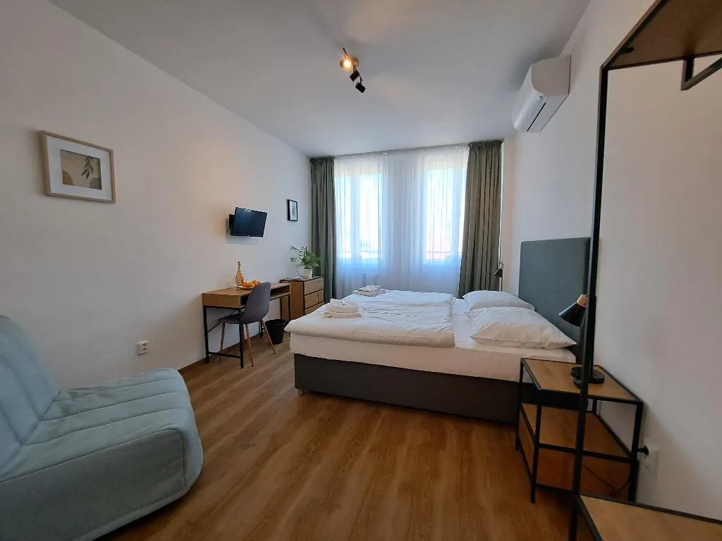 Double or Twin KING SIZE BED Room, Legie, Prague