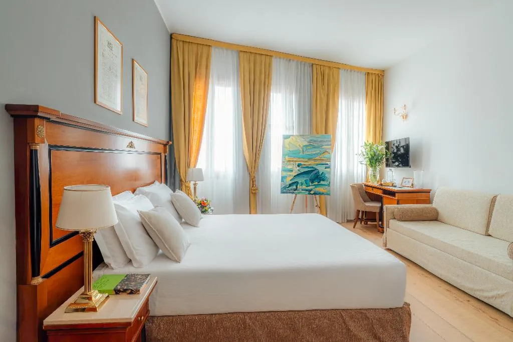 Double or Twin DELUXE CANAL VIEW Room, All'Angelo Art Hotel, Venice