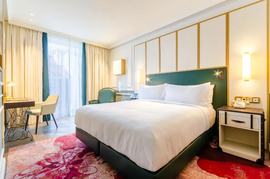DOUBLE DELUXE KING BED Room, The Emerald House Lisbon, Curio Collection by Hilt, Lisbon