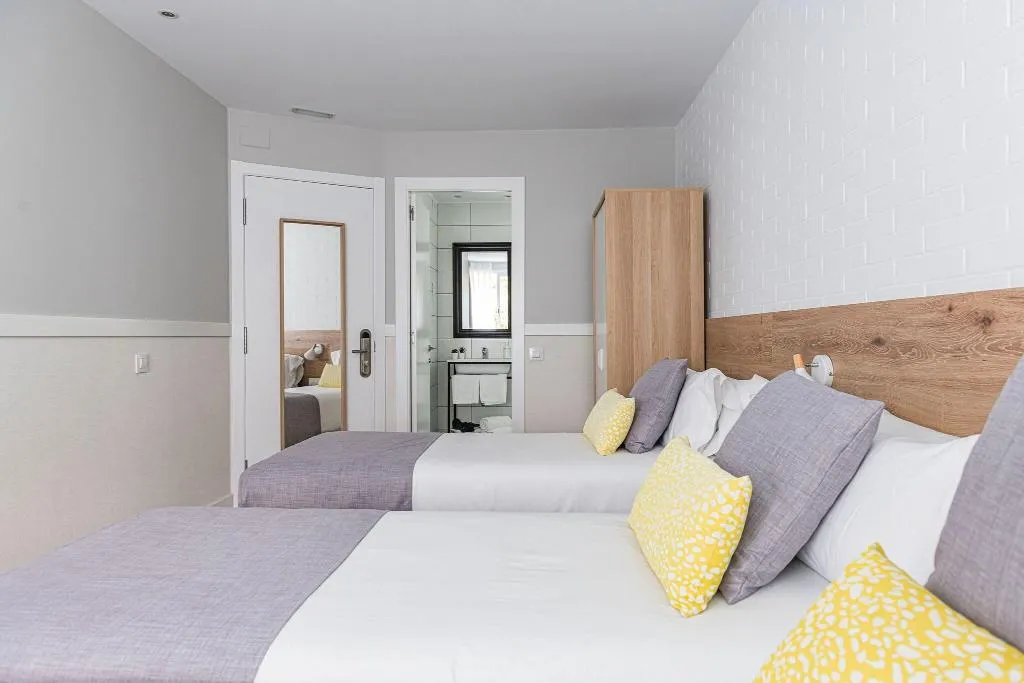 TRIPLE STANDARD Room, House by pillow, Barcelona