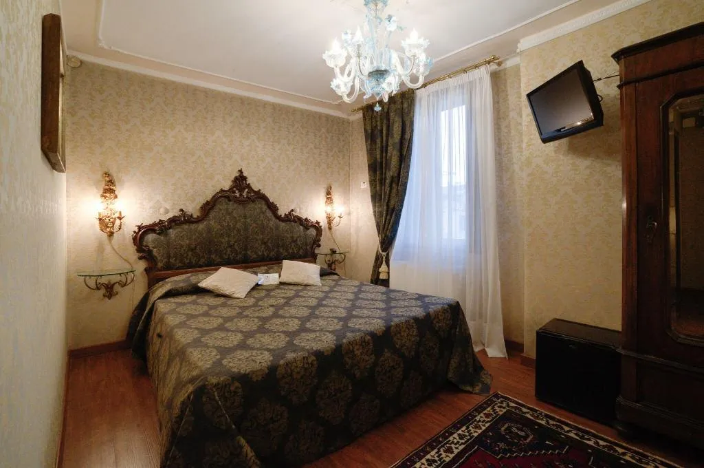 Room, Bel Sito e Berlino, Venice