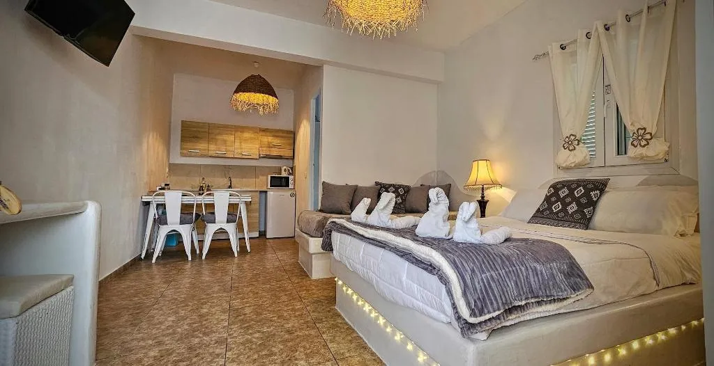 Room, Pleasure Beachside Studios, Santorini