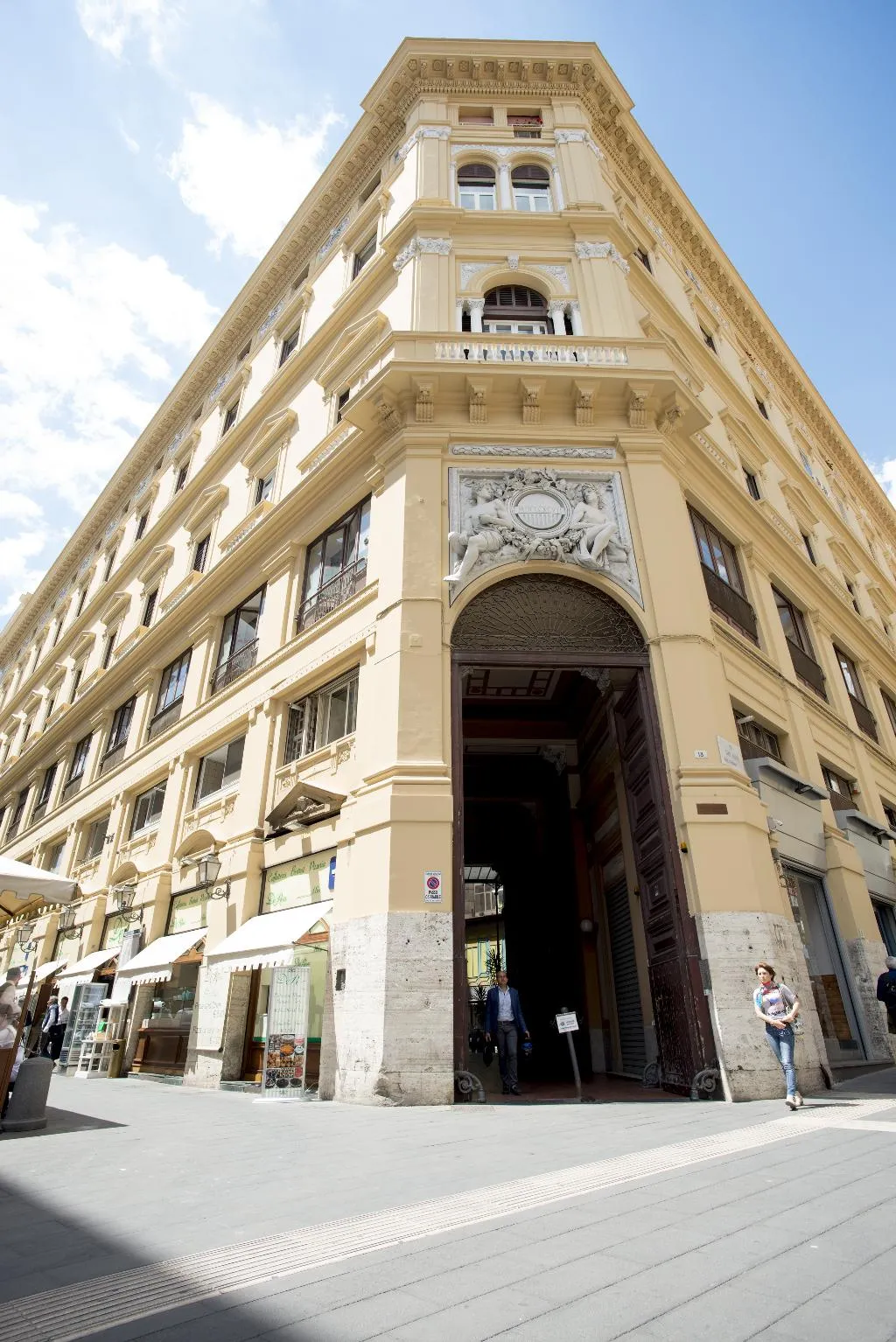General view, Pretaloger Verdi 18, Naples