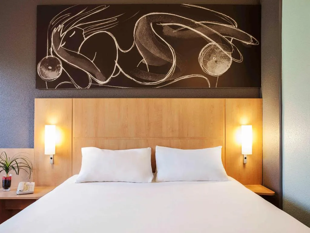 DOUBLE WITH DOUBLE BED Room, Ibis Barcelona Cornella, Barcelona