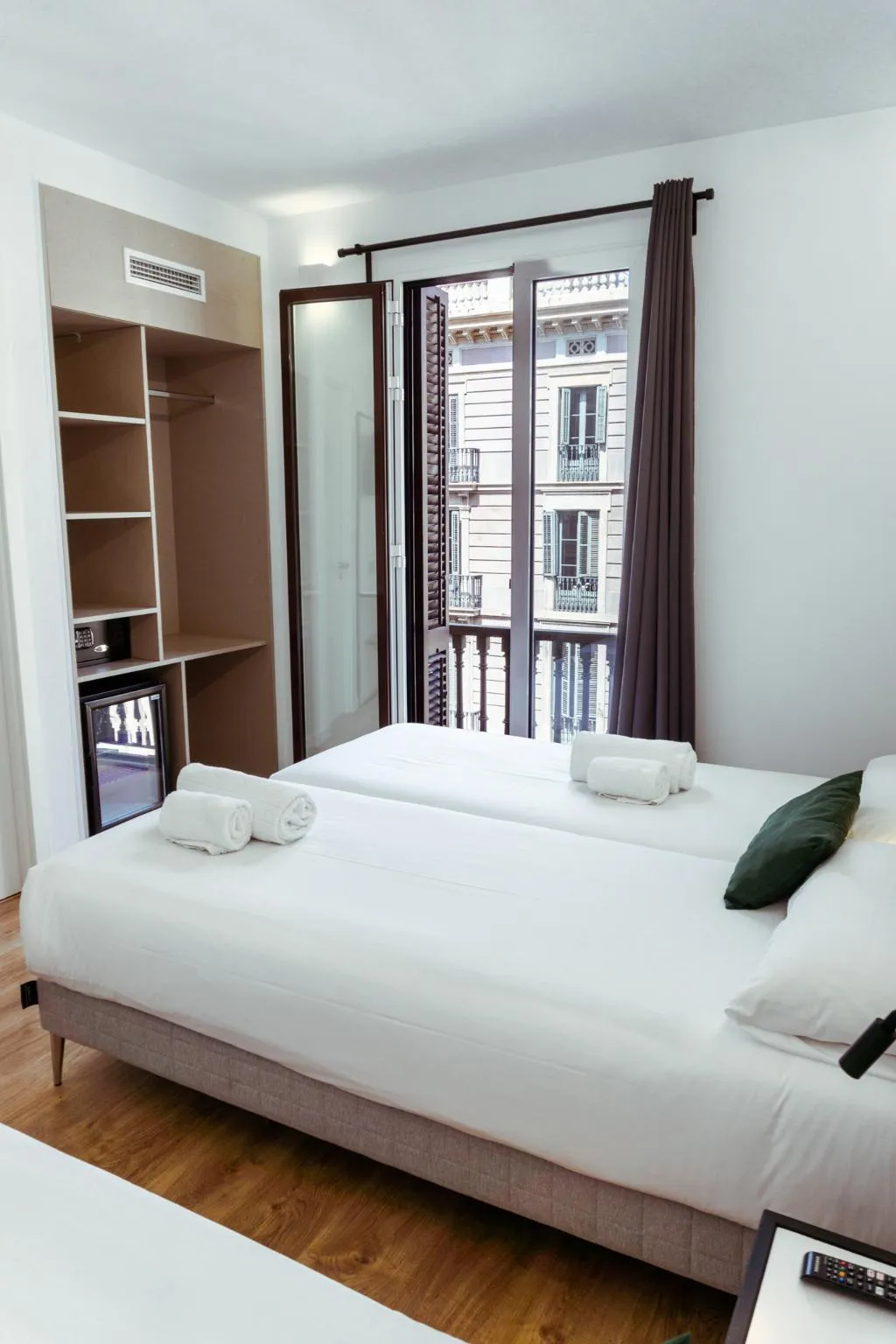 TRIPLE WITH BALCONY WITH VIEWS Room, Fontanella Green House, Barcelona