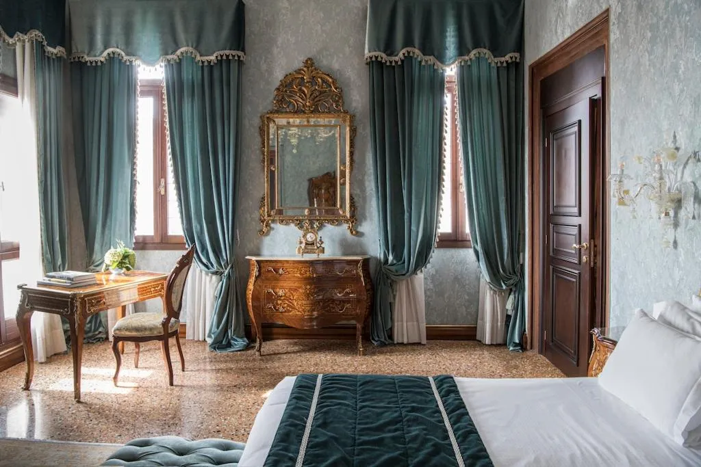 SUITE CANAL VIEW Room, Nani Mocenigo Palace, Venice