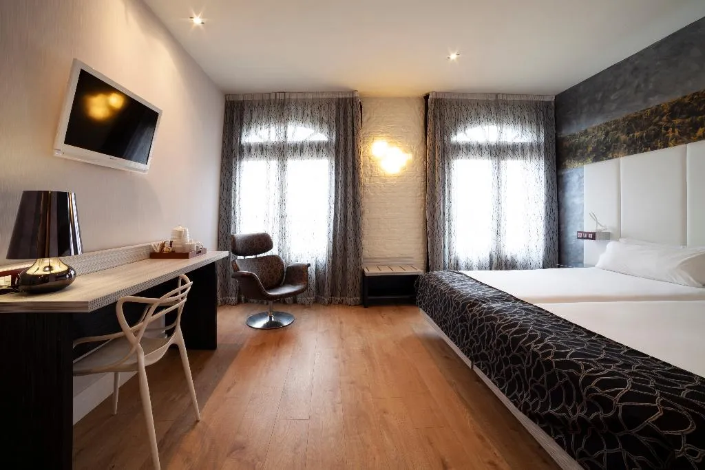 DOUBLE PARK VIEW Room, Petit Palace Savoy Alfonso XII, Madrid