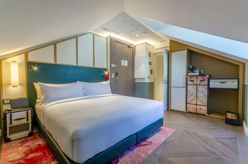 Room, The Emerald House Lisbon, Curio Collection by Hilt, Lisbon