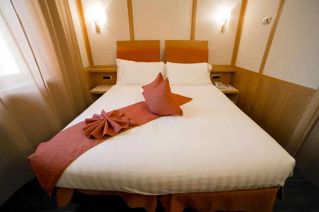 TRIPLE THREE BEDS Room, Hilton Garden Inn Rome Colosseum, Rome