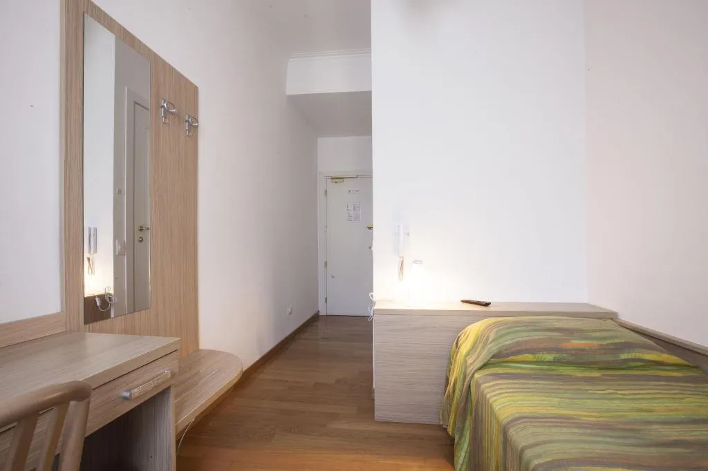 Room, Albergo Amalfi Milano, Milan