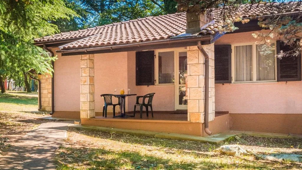 BUNGALOW CAPACITY 2 Room, Apartments Polynesia Plava Laguna, Istria