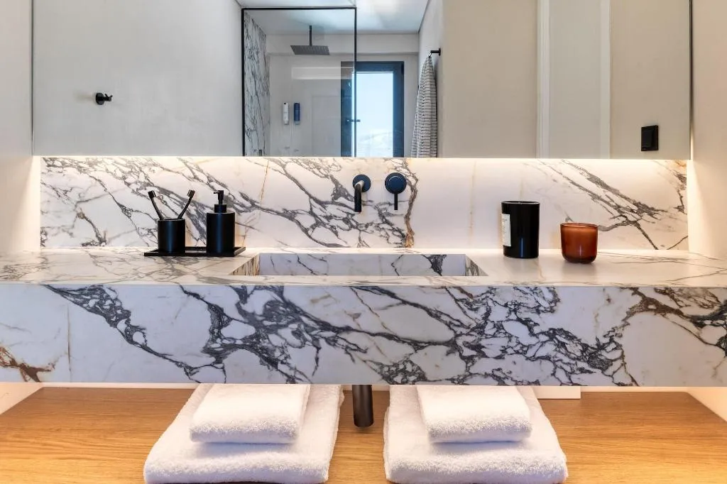 Room, Neoma, Athens