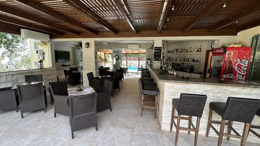 Bar, Maria Lambis, Crete
