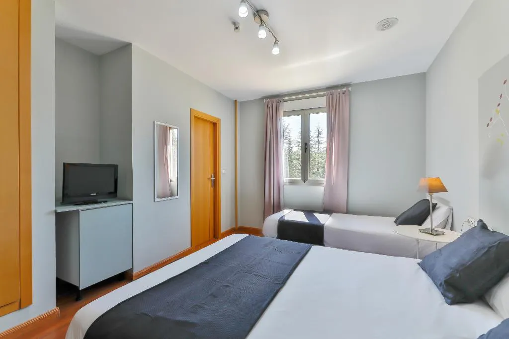 TRIPLE SUPERIOR Room, Santana Hotel Restaurante, Madrid