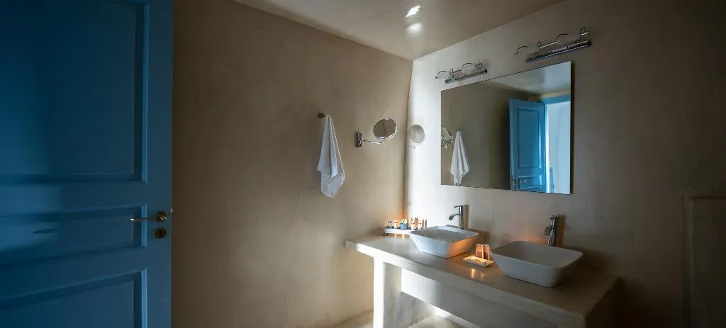 JUNIOR SUITE WITH JACUZZI Room, Pantelia Suites, Santorini