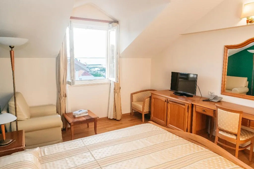 DOUBLE STANDARD Room, Spongiola, Split