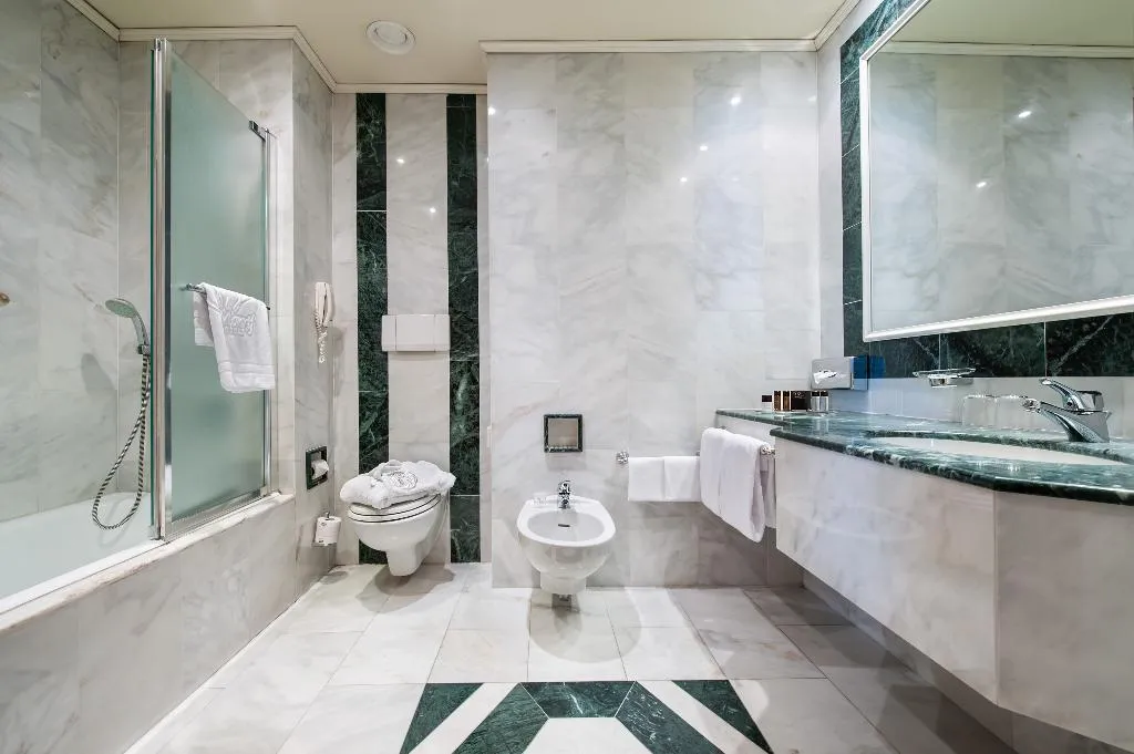 TRIPLE STANDARD Room, Royal Garden Hotel, Milan