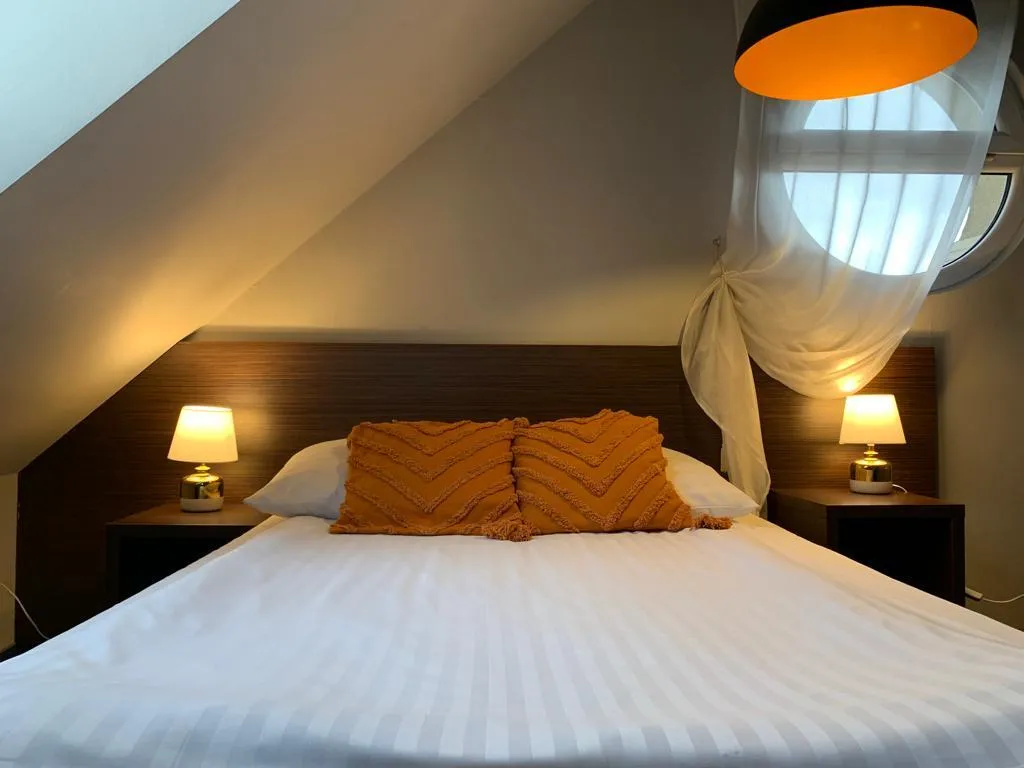 QUADRUPLE FOUR BEDROOMS TWO BATHROOMS Room, Fero Express, Krakow