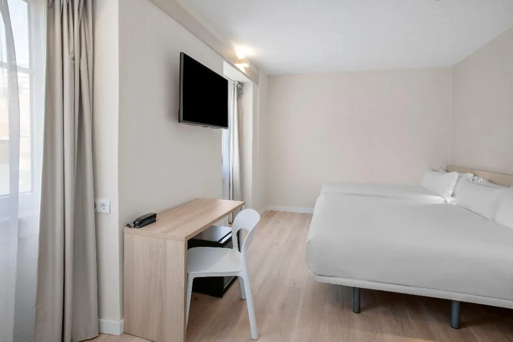 FAMILY ROOM STANDARD Room, B&B HOTEL Figueira da Foz, Porto