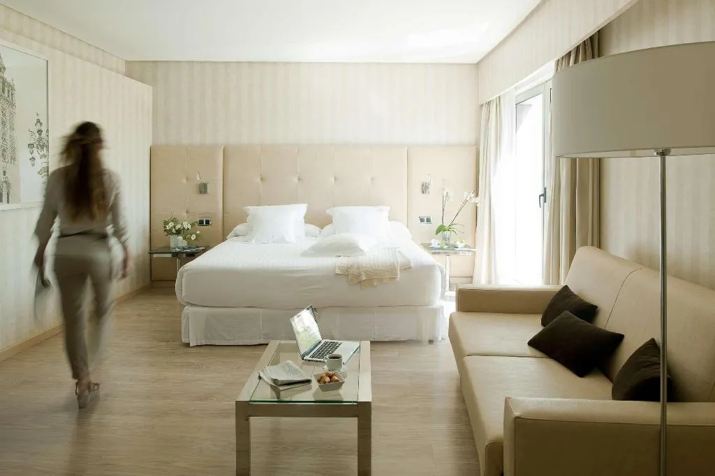 JUNIOR SUITE STANDARD Room, Barcelo Sevilla Renacimiento, Seville