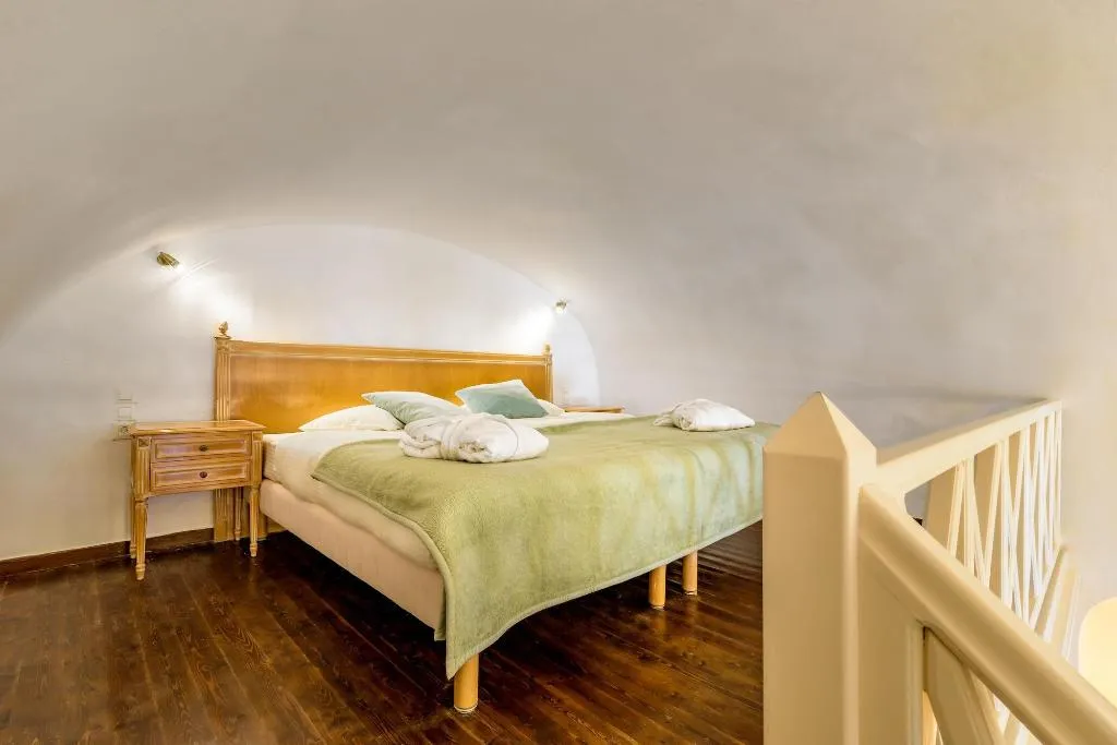 Room, Golden Grey Goose, Santorini