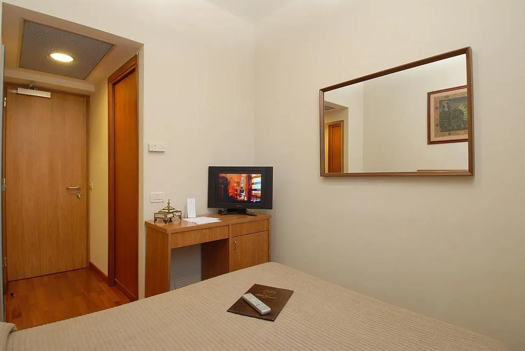DOUBLE QUEEN SIZE BED Room, Hotel Terminal, Rome