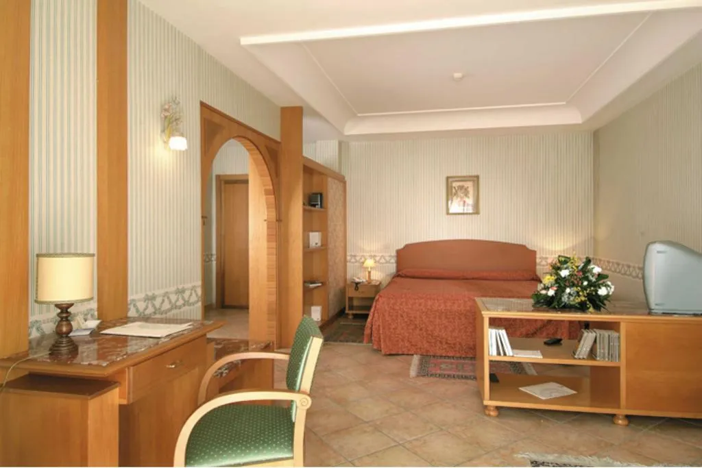 TRIPLE STANDARD Room, American Hotel, Naples