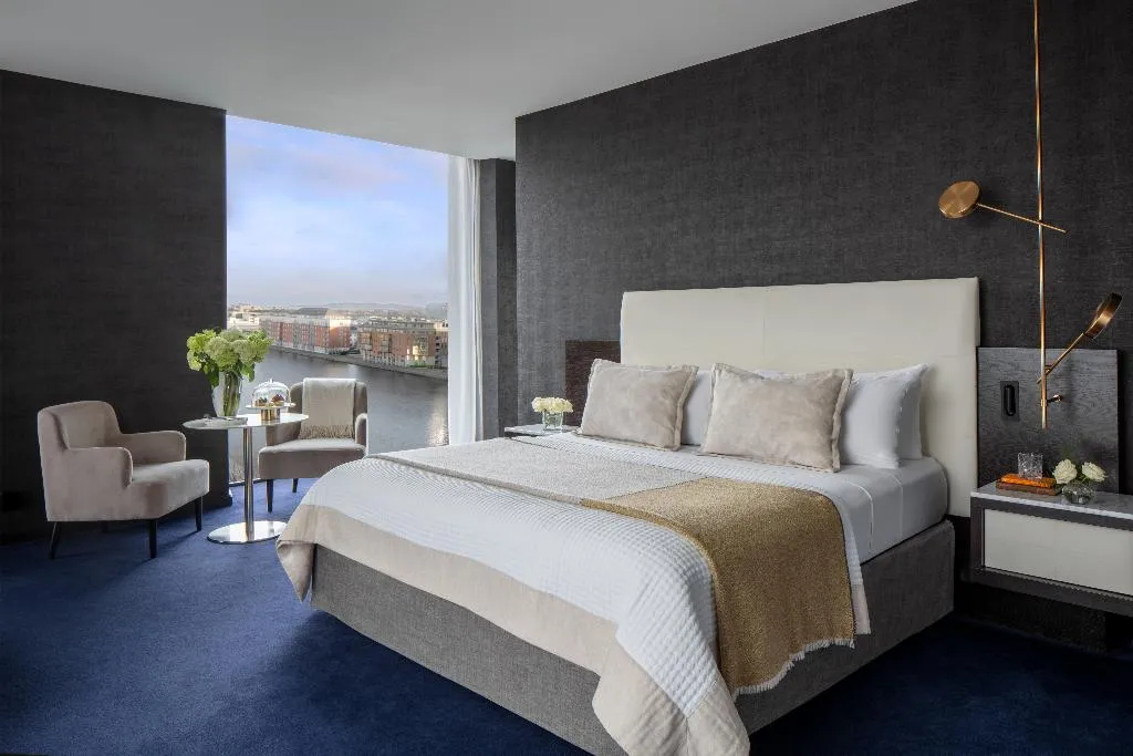 SUITE WITH VIEWS Room, Anantara The Marker Dublin, Dublin