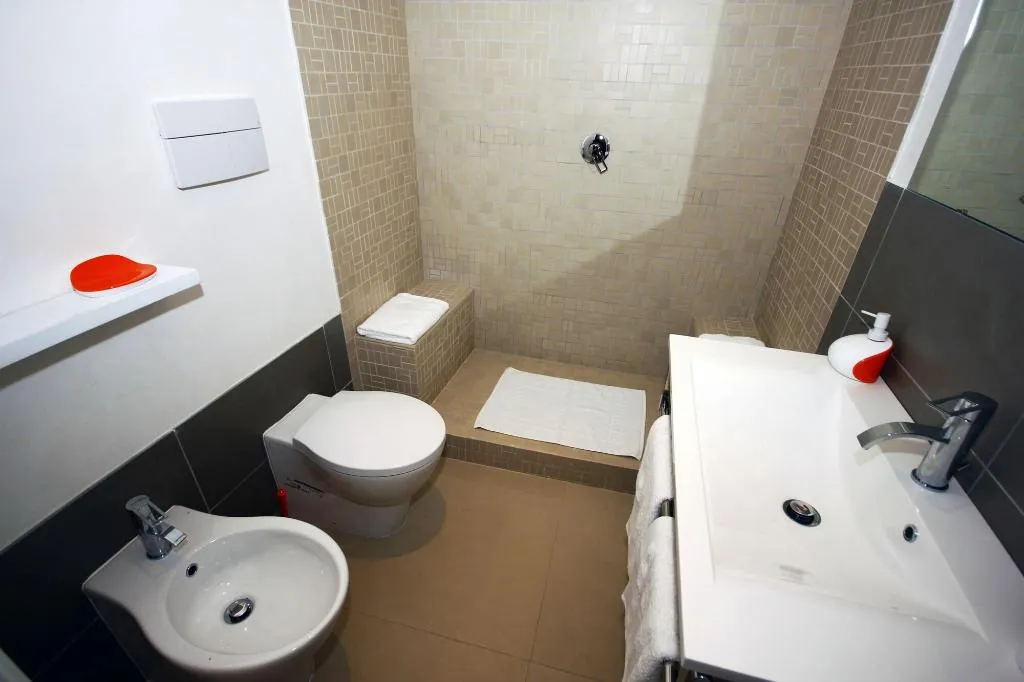 Room, Khalisah, Palermo