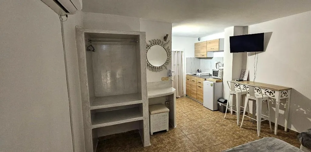 Room, Pleasure Beachside Studios, Santorini