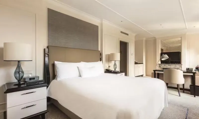 JUNIOR SUITE GARDEN VIEW WITH BALCONY Room, Waldorf Astoria Amsterdam, Amsterdam
