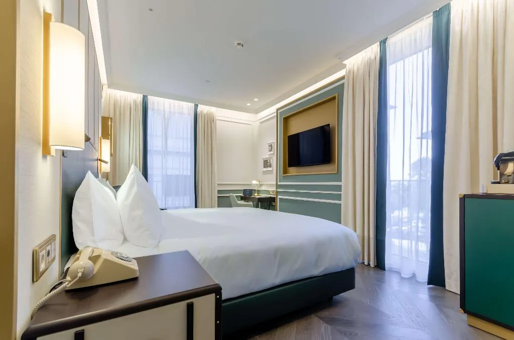 DOUBLE PREMIUM KING BED Room, The Emerald House Lisbon, Curio Collection by Hilt, Lisbon
