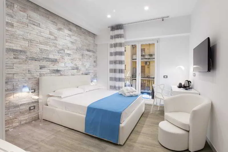 Room, Vhome, Naples