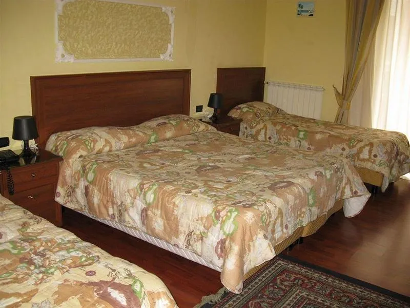 Room, Iris, Naples