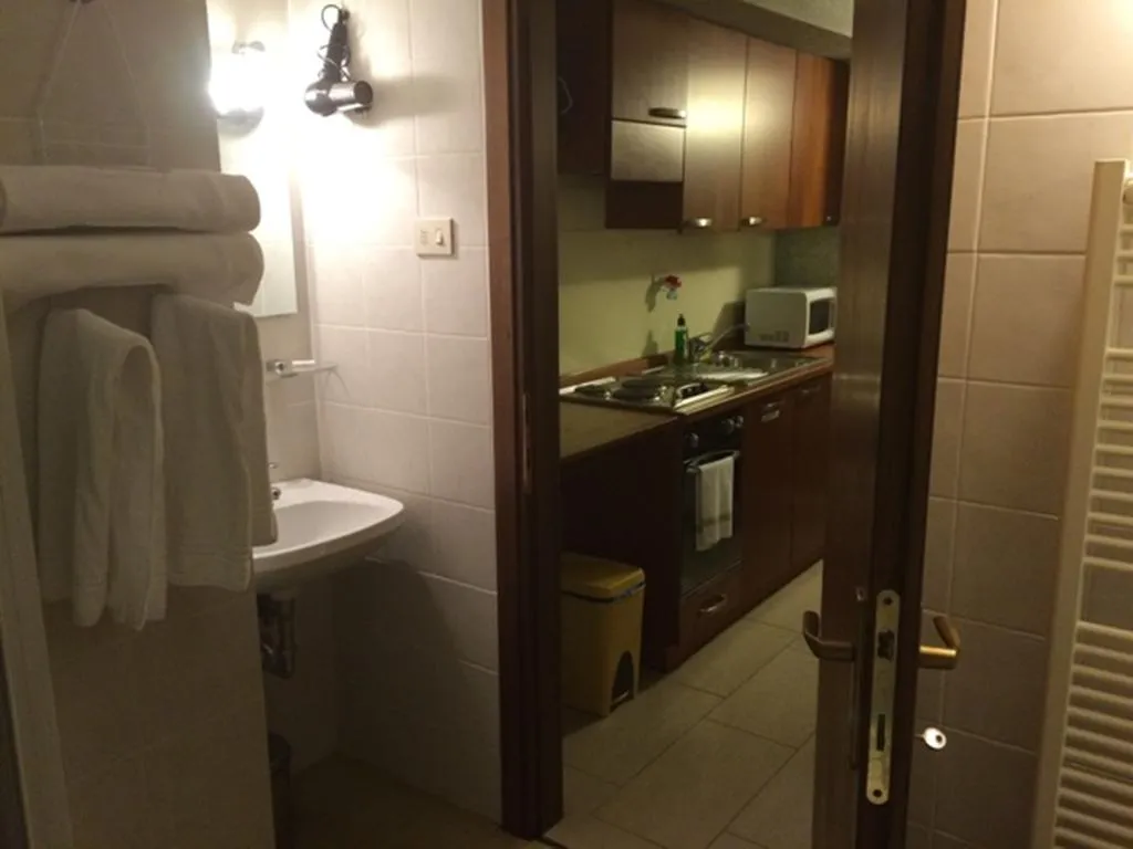 STUDIO CAPACITY 3 Room, Gemini City Centre Studios, Florence