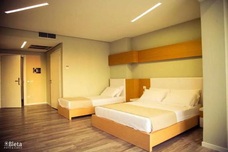 Room, Bologna, Kavaje