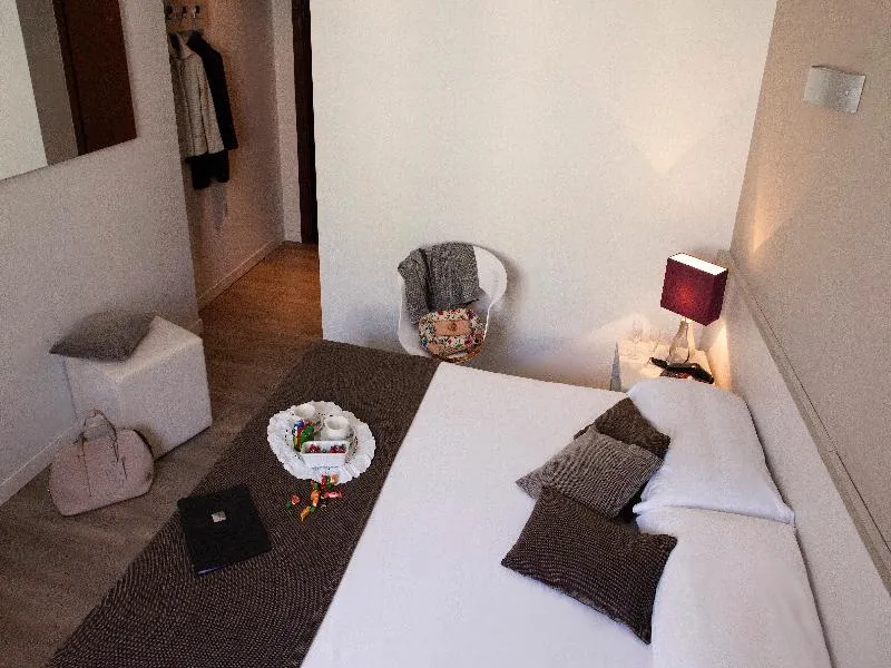 Room, Mennini, Milan