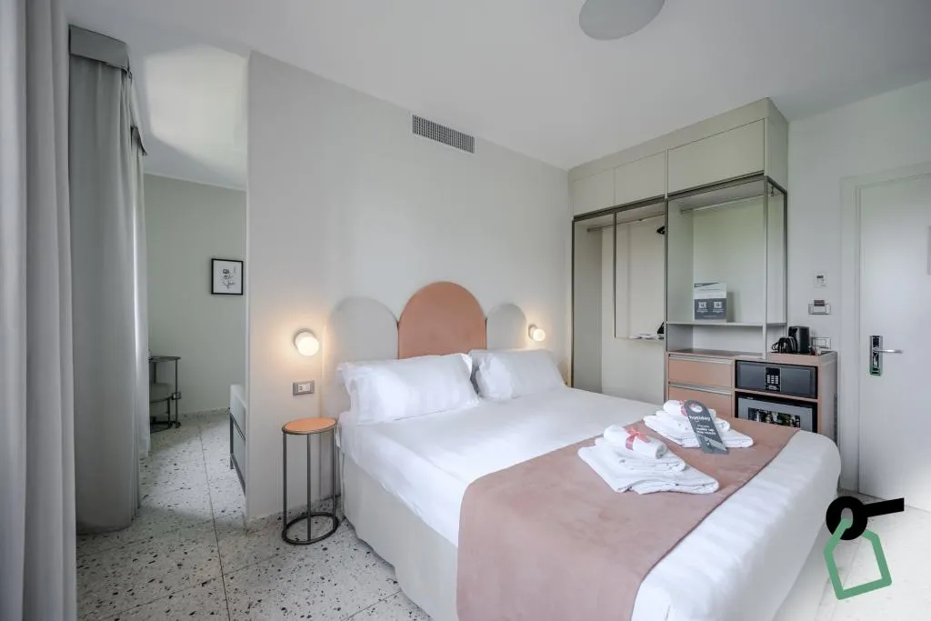 DOUBLE GARDEN VIEW KING BED Room, Hotiday Venezia Cape, Venice