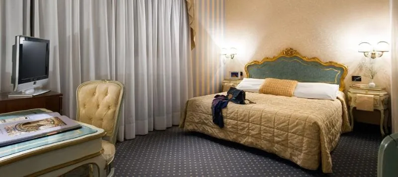 DOUBLE CLASSIC QUEEN BED Room, Carlton on the Grand Canal, Venice