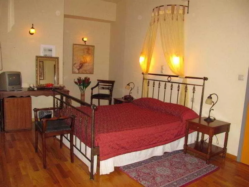 Room, Belmondo, Crete