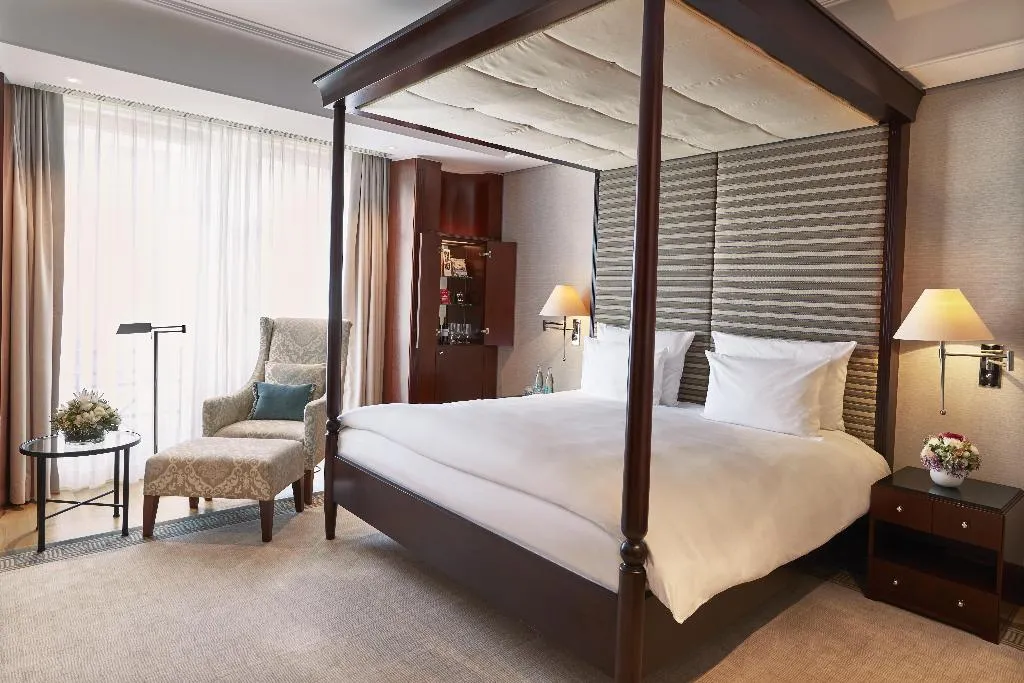 SUITE WITH VIEWS Room, Adlon Kempinski Berlin, Berlin