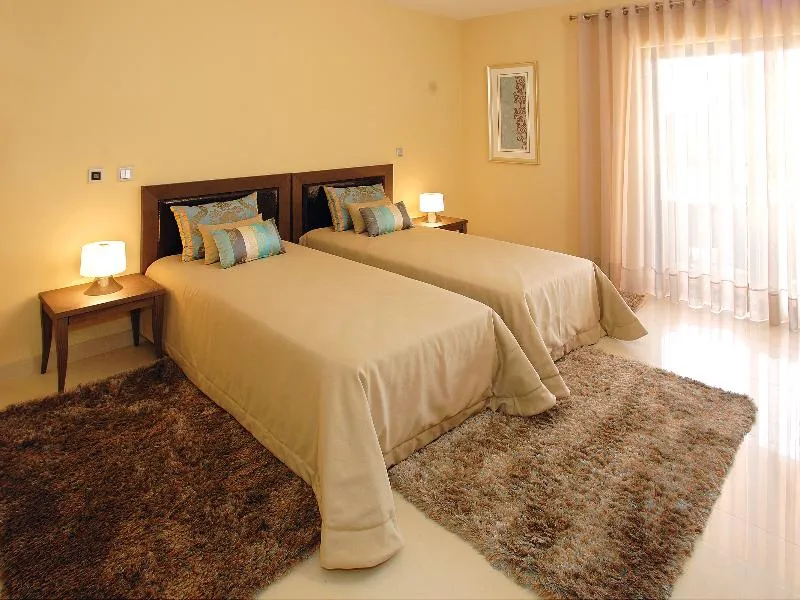 VILLA THREE BEDROOMS Room, Amendoeira Golf Resort, Algarve