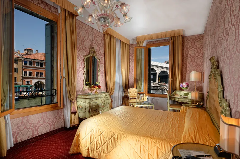 JUNIOR SUITE CANAL VIEW Room, Rialto Hotel, Venice