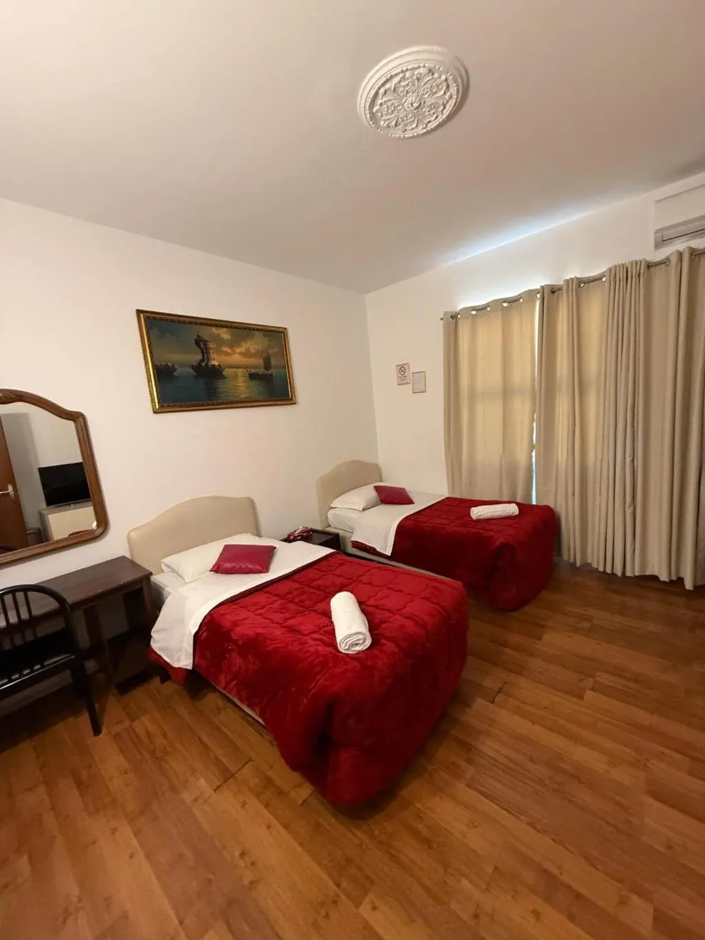 TWIN WITH SHARED BATHROOM Room, Two Ducks Hostel, Naples