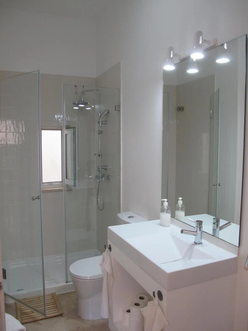 TWIN STANDARD Room, Inn Possible Lisbon Hostel, Lisbon