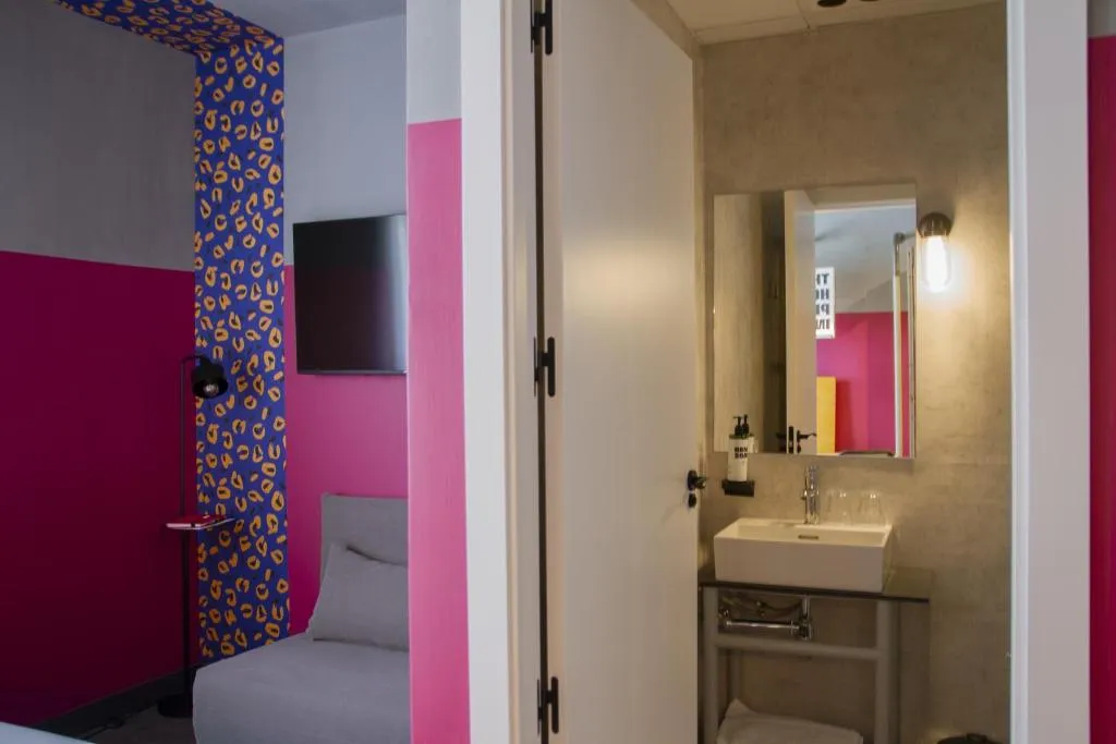 DOUBLE SUPERIOR Room, room00 Valencia Hostel, Valencia